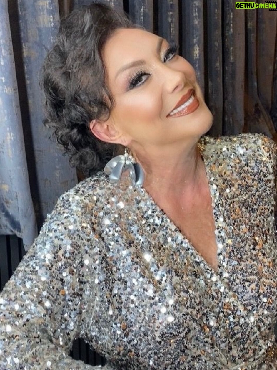 Serpil Çakmaklı - 4.2K Likes - İşte hayat…
Tam da böyle bir şeymiş.
Bir salise, bir an…
Göz açıp kapayana kadar değişen koca bir ömür.
Ne yaşayacağımızı bilmeden sarıldığımız, aslında koca bir yalanmış meğer…

Güllüm oğlun Tuğberk Yavuz açıklama yapmasaydı, inanmazdım...
Daha Cumartesi günü konuştuk seninle.
Sesinde umut vardı, 
Heyecanın taşmıştı kelimelere…
Bir sürü hayalin, bir sürü planın vardı.
Hepsi öylece yarım kaldı…
Tıpkı bir şarkının ortasında susan notalar gibi…

Ve şimdi…
Sen, o şarkında söylediğin gibi, bir Eylül zamanında veda ettin bizlere.
Sessiz, ansızın, ama yüreğimize iz bırakarak…

Mekânın cennet, kalbin gibi aydınlık olsun.
Nurlarda uyu güzel insan…
Seni hiç unutmayacağız...😥❤️#güllü #serpilçakmaklı #müzik #keşfet#arabeskinkraliçesi