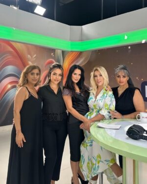 Serpil Çakmaklı Instagram - Bugün TYT Türk ekranlarında, yıllara dayanan dostluğumuzla kalbimde özel bir yeri olan canım Seda Sayan’ın sunduğu Her Şey Masada programına konuk oldum.

Yıllar sonra aynı heyecanla buluşmak, hem ekran önünde hem kalpte ayrı bir yer tuttu.

Bu özel güne, kıymetli tasarımcım Halime Keskin’in benim için hazırladığı özel tasarım kostüm eşlik etti. Kendimi içinde hem çok şık hem de çok iyi hissettim.

Ben çok beğendim, umarım sizler de beğenirsiniz canlarım.
Destekleriniz, güzel yorumlarınız her zaman yüreğime dokunuyor.

Her zamanki gibi sevgiyle, kalpten… 💫#serpilçakmaklı #sedasayan #tyttürk #arzuerdem #keşfet #günaydın #magazin #moda#yeşilçam