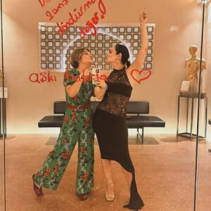 Sezin Akbaşoğulları Instagram - #aşkıhatırlagala’sına beni hazırlayan bu pırıl pırıl insanlara çok teşekkürler ❤️✨🥂

👗@ennushofficial 
💎@begumkhan 
🪭 @cerenalist @cerenaliststyling 
  @simalkibaroglu (asist.)

💄 @hacertekin.ht 
💇🏻‍♀️ @mehmetturkibis 

📸 @melisaydemiir 
📹 @mehmetturkibis 

 organizasyon
  @melisaydemiir 
  @basakgunesberk 
  @personamenajerlik