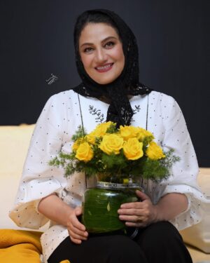 Shabnam Moghadami Instagram - .
بعد ِ مدتْ مدیدی…هَوَس ِ در آغوش کشیدن ِ گل‌ها…گل‌های زرد ِ زیبا…

ما کار و دکان و‌ پیشه را سوخته‌ایم!
شعر و غزل و دوبیتی آموخته‌ایم…
در عشق که او جان و دل و دیده‌ی ماست
جان و دل و دیده هرسه را سوخته‌ایم.
.
دوبیتی،جناب ِمولانا.عکس،سروش منوچهری.
در حاشیه‌ی اختتامیه‌ی جشنواره‌ی نگاه.
.
#جشنواره_نگاه
#سروش_منوچهری 
#مولانای_جان 
#شبنم_مقدمی 

@soroushmn_ 📸
@film_news
@maryam_yasti 👗
