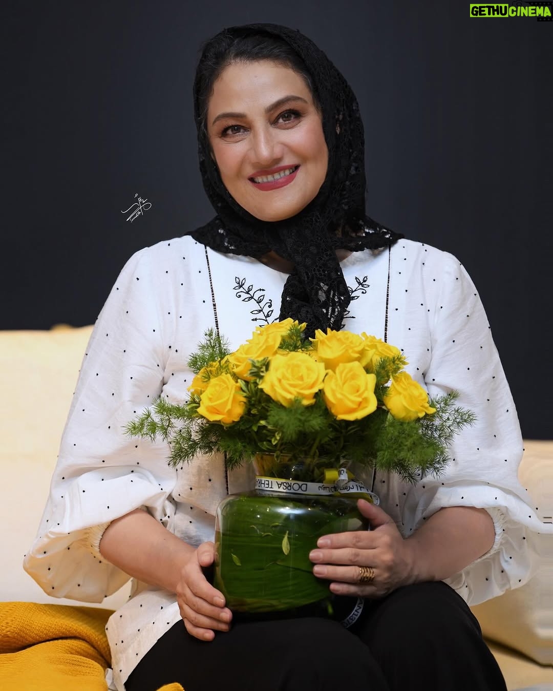 Shabnam Moghadami - 65.5K Likes - .
بعد ِ مدتْ مدیدی…هَوَس ِ در آغوش کشیدن ِ گل‌ها…گل‌های زرد ِ زیبا…

ما کار و دکان و‌ پیشه را سوخته‌ایم!
شعر و غزل و دوبیتی آموخته‌ایم…
در عشق که او جان و دل و دیده‌ی ماست
جان و دل و دیده هرسه را سوخته‌ایم.
.
دوبیتی،جناب ِمولانا.عکس،سروش منوچهری.
در حاشیه‌ی اختتامیه‌ی جشنواره‌ی نگاه.
.
#جشنواره_نگاه
#سروش_منوچهری 
#مولانای_جان 
#شبنم_مقدمی 

@soroushmn_ 📸
@film_news
@maryam_yasti 👗