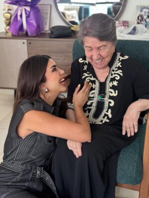 Shahad Al-Khattab Instagram - ⁨	⁨	مااعتقد اني معرفتكم على بيبي "جدتي" ♥️ 

قدوتي وشخصي المفضل بالعالم كله واكبر داعم الي بكل شي .. اللي يعرف بيبي ويعرف قصتها يعرف انها اقوى امرأه بالتاريخ وكلنا نستمد قوتنا منها من اول يوم ولليوم.. وبنفس الوقت هي من اقرب اصدقائي ومن اكثر الناس اللي استمتع بالگعده وياهم .. 

بيبي ماكو اخف من دمها ولا احلى من روحها والگعده وياها استراحه من تعب الحياه .. هي هسه بعيده عني بس حبيت اشارككم لقطات من اخر مره التقينا ابغداد ♥️ 

الله يطولي بعمرج ياحبيبة الروح ويخليلكم كل احبابكم يارب⁩⁩