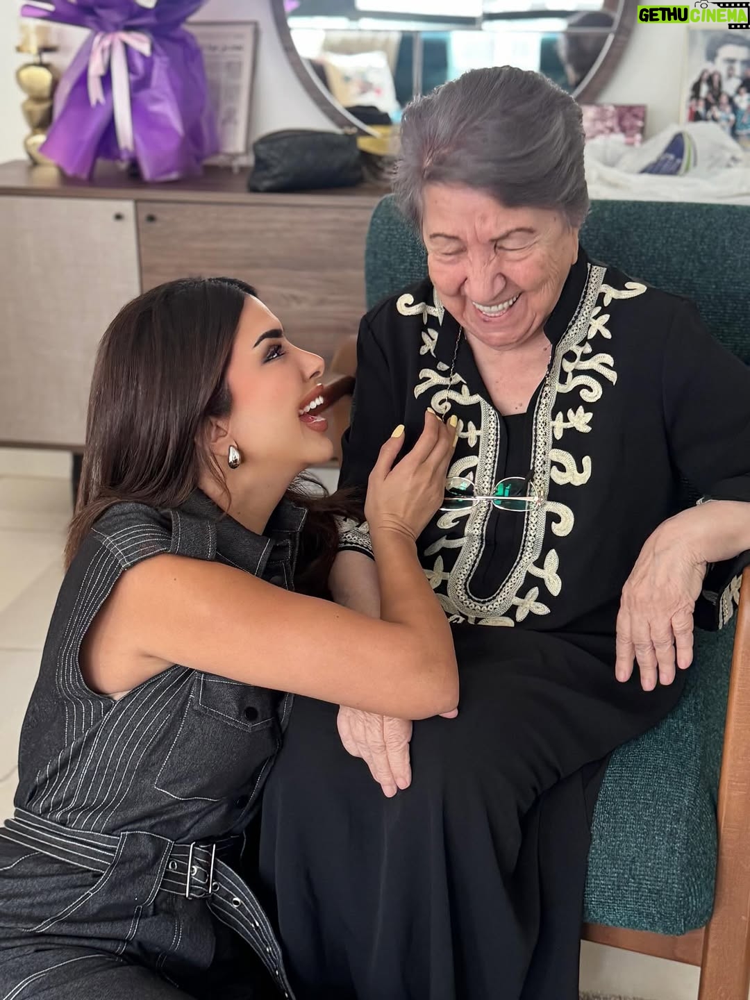 Shahad Al-Khattab - 12.8K Likes - ⁨	⁨	مااعتقد اني معرفتكم على بيبي "جدتي" ♥️ 

قدوتي وشخصي المفضل بالعالم كله واكبر داعم الي بكل شي .. اللي يعرف بيبي ويعرف قصتها يعرف انها اقوى امرأه بالتاريخ وكلنا نستمد قوتنا منها من اول يوم ولليوم.. وبنفس الوقت هي من اقرب اصدقائي ومن اكثر الناس اللي استمتع بالگعده وياهم .. 

بيبي ماكو اخف من دمها ولا احلى من روحها والگعده وياها استراحه من تعب الحياه .. هي هسه بعيده عني بس حبيت اشارككم لقطات من اخر مره التقينا ابغداد ♥️ 

الله يطولي بعمرج ياحبيبة الروح ويخليلكم كل احبابكم يارب⁩⁩
