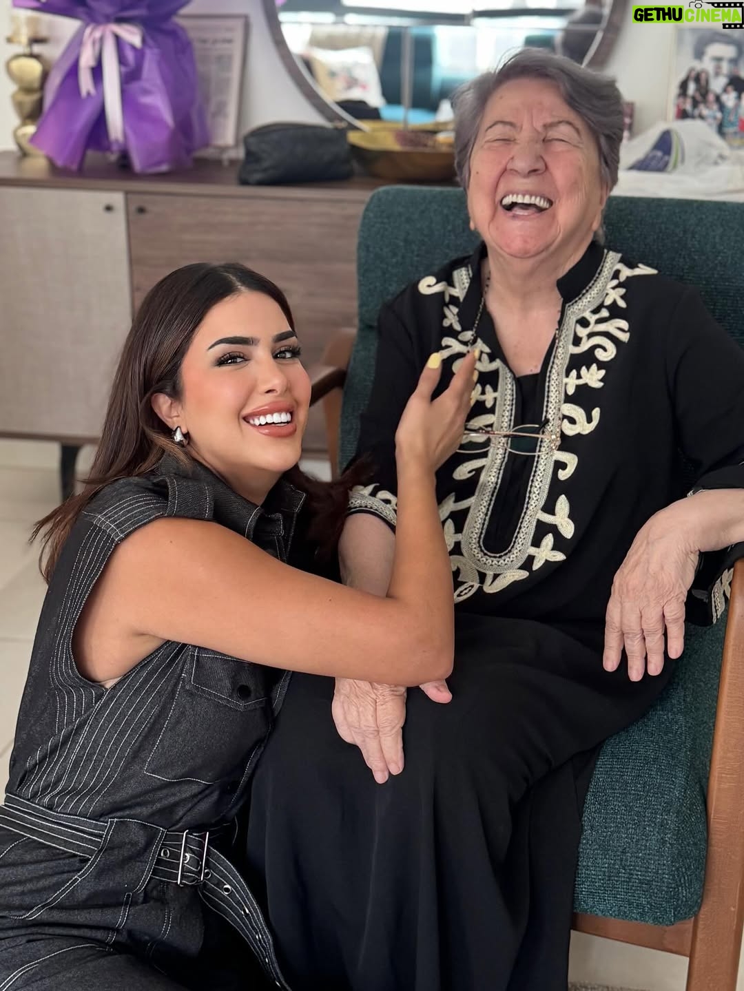 Shahad Al-Khattab - 12.8K Likes - ⁨	⁨	مااعتقد اني معرفتكم على بيبي "جدتي" ♥️ 

قدوتي وشخصي المفضل بالعالم كله واكبر داعم الي بكل شي .. اللي يعرف بيبي ويعرف قصتها يعرف انها اقوى امرأه بالتاريخ وكلنا نستمد قوتنا منها من اول يوم ولليوم.. وبنفس الوقت هي من اقرب اصدقائي ومن اكثر الناس اللي استمتع بالگعده وياهم .. 

بيبي ماكو اخف من دمها ولا احلى من روحها والگعده وياها استراحه من تعب الحياه .. هي هسه بعيده عني بس حبيت اشارككم لقطات من اخر مره التقينا ابغداد ♥️ 

الله يطولي بعمرج ياحبيبة الروح ويخليلكم كل احبابكم يارب⁩⁩