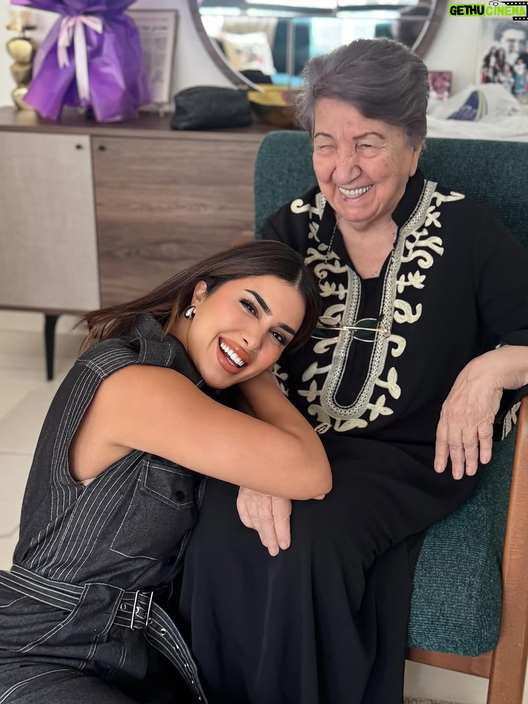Shahad Al-Khattab - 12.8K Likes - ⁨	⁨	مااعتقد اني معرفتكم على بيبي "جدتي" ♥️ 

قدوتي وشخصي المفضل بالعالم كله واكبر داعم الي بكل شي .. اللي يعرف بيبي ويعرف قصتها يعرف انها اقوى امرأه بالتاريخ وكلنا نستمد قوتنا منها من اول يوم ولليوم.. وبنفس الوقت هي من اقرب اصدقائي ومن اكثر الناس اللي استمتع بالگعده وياهم .. 

بيبي ماكو اخف من دمها ولا احلى من روحها والگعده وياها استراحه من تعب الحياه .. هي هسه بعيده عني بس حبيت اشارككم لقطات من اخر مره التقينا ابغداد ♥️ 

الله يطولي بعمرج ياحبيبة الروح ويخليلكم كل احبابكم يارب⁩⁩