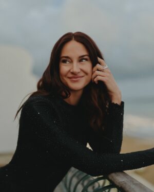 Shailene Woodley Instagram - @shailenewoodley wears Armani beauty for her first Venice Film Festival.

Get her look with Luminous Silk Foundation, Luminous Silk Cheek Tint in 50.5, Vertigo Lift Mascara and Lip Power Matte lipstick in shade 112. 

pictures by @virgile.guinard

@labiennale

#Armanibeauty #ArmaniMakeup #BiennaleCinema2025 #Venezia82