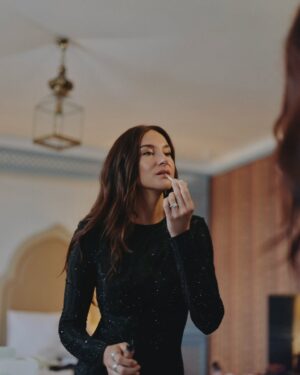 Shailene Woodley Instagram - @shailenewoodley wears Armani beauty for her first Venice Film Festival.

Get her look with Luminous Silk Foundation, Luminous Silk Cheek Tint in 50.5, Vertigo Lift Mascara and Lip Power Matte lipstick in shade 112. 

pictures by @virgile.guinard

@labiennale

#Armanibeauty #ArmaniMakeup #BiennaleCinema2025 #Venezia82