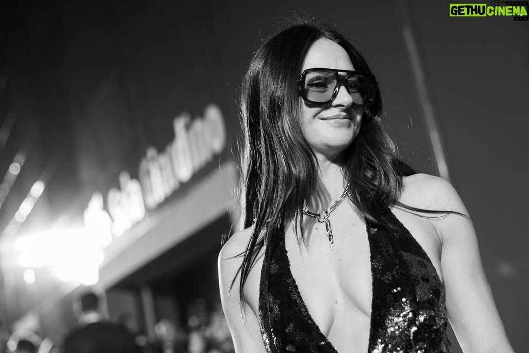 Shailene Woodley - 82.9K Likes - grazie mille #VeniceFilmFestival for giving our disco action film a home 

MOTOR CITY 

@fendi
@bvlgari 
@rogervivier 

@alexandraimgruth 
@cami.arnaud 
@nicovincistudio 

🪩🪩🪩