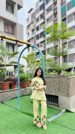 Shailu Mehta Instagram - Co-rd set @aadews__
.
.
#snappylovers👻💕 #instagood #instagram #love #reels #instafashion #explore #trending #viral #fashion