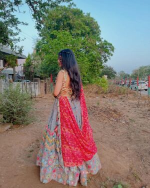 Shailu Mehta Instagram - 💓🖤💓
.
.
#sparshkipranshi😘♥️ #snappylovers👻💕 #fashionable #fashionista #weddingvibe