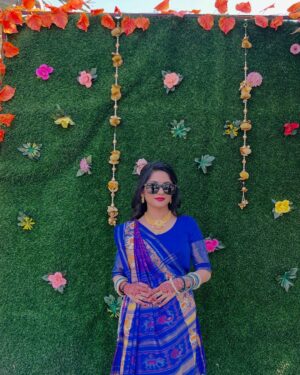 Shailu Mehta Instagram - 💙 In my Patodu era. 💙
.
.
#snappylovers👻💕 #weddingvibe #love #fashiongram #fashionable #fashionblogger #fashionista
