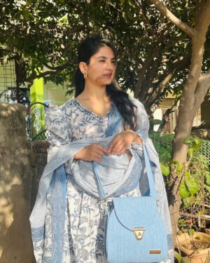 Shailu Mehta Instagram - Sling bag : @goodeezofficial
.
.
#snappylovers👻💕 #instagood #instafashion #instagram #love