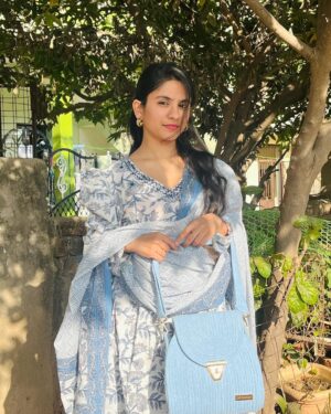 Shailu Mehta Instagram - Sling bag : @goodeezofficial
.
.
#snappylovers👻💕 #instagood #instafashion #instagram #love