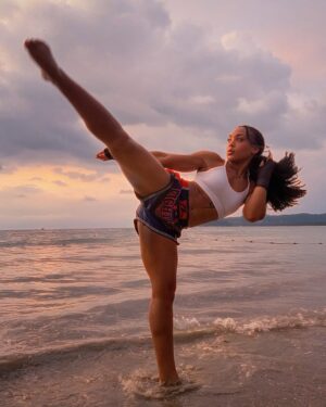 Shaina West Instagram - oooowweeee (in a romantic way) @combat.collective 

sunset Muay Thai on the beach was a beautiful way to end the day here in Phuket 😍🥊 

BTS and more training content on FanFix — link in bio!