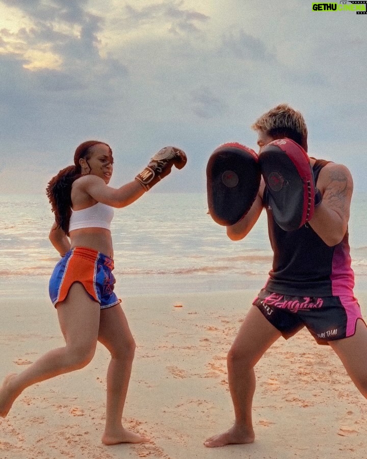 Shaina West - 55.7K Likes - oooowweeee (in a romantic way) @combat.collective 

sunset Muay Thai on the beach was a beautiful way to end the day here in Phuket 😍🥊 

BTS and more training content on FanFix — link in bio!