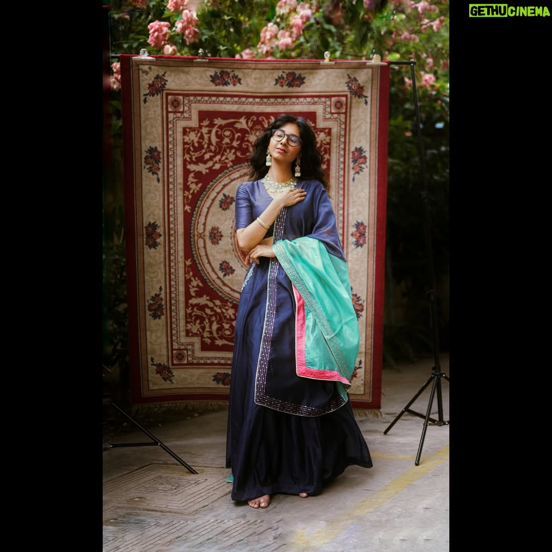 Shakthisree Gopalan - 215.1K Likes - Happy Onam!🦋
Shot by: @j_suryaaa
Styling: @by_sarana
Wearing: @vinusto
Jewellery: @aaranyarentaljewellery
Hair: @ganesh_hair_architect
.
#onam2025 #jinguchaa