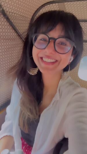 Shakthisree Gopalan Instagram - Jamming out to some @vishnuvijay01 @suhailmkoya magic 🤍✨🫶 #bubblepoomottukal #englishversion #lovelysdream