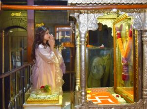 Shamita Shetty Instagram - Beautiful 2 days spent visiting Saptashrungi Devi temple, Shirdi and Triyambakeshwar ❤️🧿🙏🏻
#love #gratitude