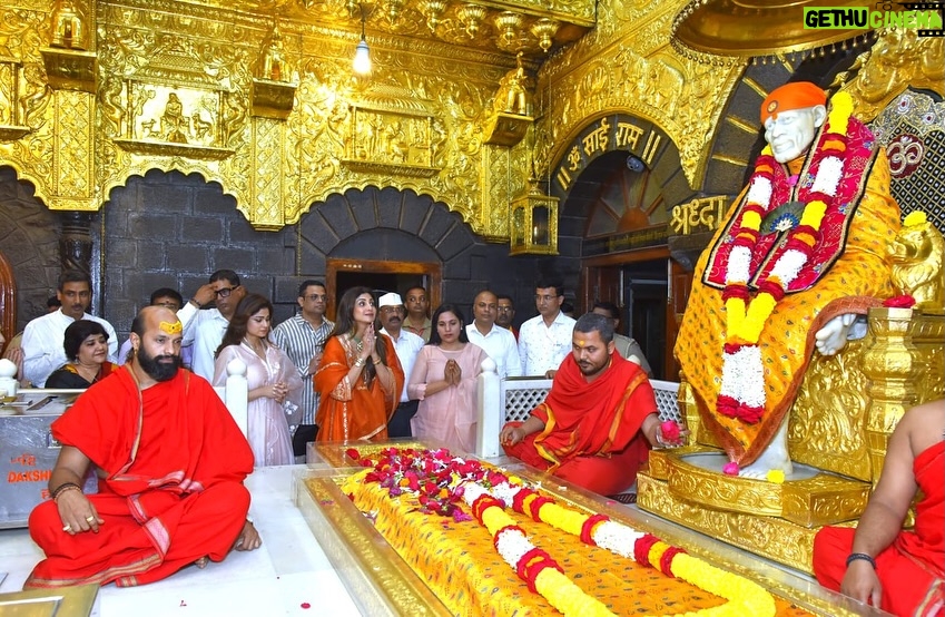 Shamita Shetty - 191.7K Likes - Beautiful 2 days spent visiting Saptashrungi Devi temple, Shirdi and Triyambakeshwar ❤️🧿🙏🏻 

#love #gratitude