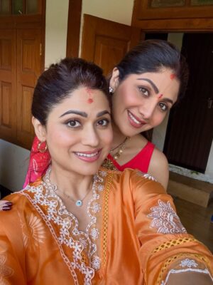 Shamita Shetty Instagram - Beautiful 2 days spent visiting Saptashrungi Devi temple, Shirdi and Triyambakeshwar ❤️🧿🙏🏻
#love #gratitude