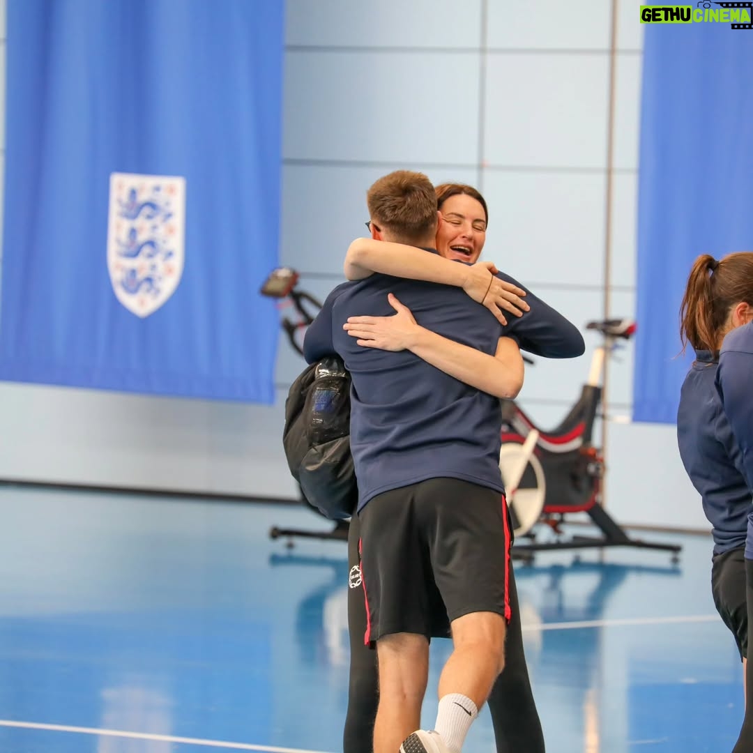 Sharni Layton - 2.4K Likes - It's good to be back 🌹 ❤️
