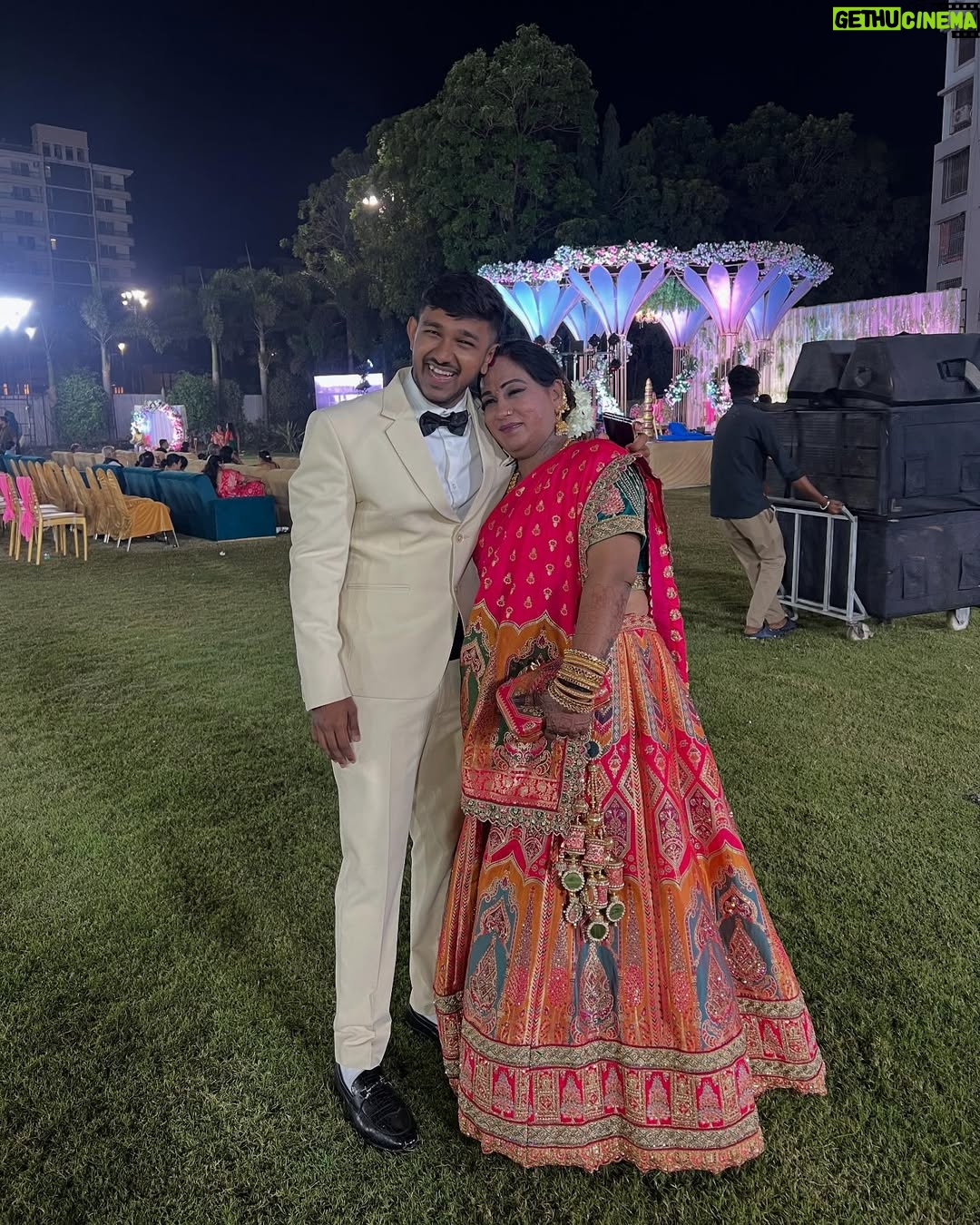 Shefali Bhavsar - 2.3K Likes - Tum ho toh main hoon ❤️🫂
.
.
#family#goodvibesonly