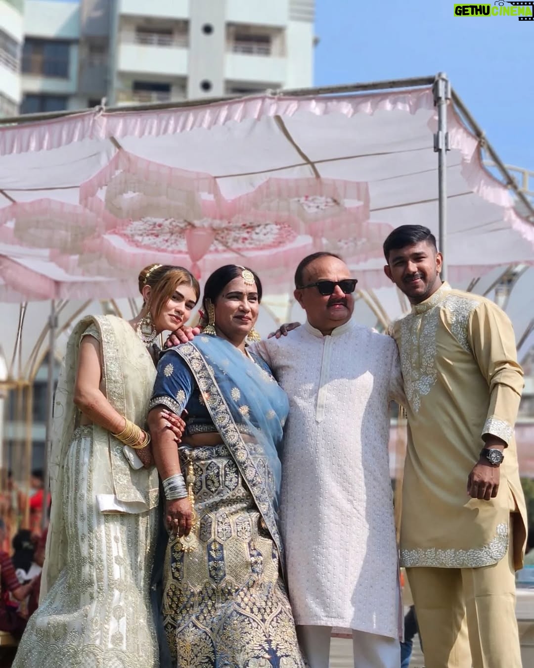 Shefali Bhavsar - 2.3K Likes - Tum ho toh main hoon ❤️🫂
.
.
#family#goodvibesonly