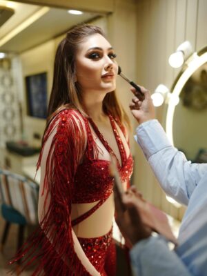 Shefali Jariwala Instagram - Vanity diaries ❤️
#backstagesecrets 
.
.
.
📸 @harajproductions 
MUA @makeup.yasmin 
Managed by @farukh.shaikh 
.
.
.
#delhi #gigtime #showtime #performance #shefalijariwala #wednesdaylove #instalike #backstage #backstagelife
