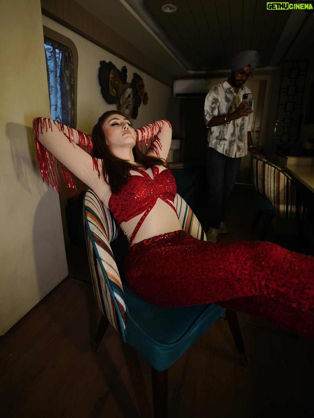 Shefali Jariwala - 665.8K Likes - Vanity diaries ❤️
#backstagesecrets 
.
.
.
📸 @harajproductions 
MUA @makeup.yasmin 
Managed by @farukh.shaikh 
.
.
.
#delhi #gigtime #showtime #performance #shefalijariwala #wednesdaylove #instalike #backstage #backstagelife