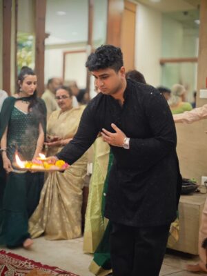 Shefali Shah Instagram - A glimpse from our annual office Laxmi Puja ✨

@sunshinepicturesofficial @aashin_shah 

#DiwaliPuja #Diwali #Diwali2025 #Rituals