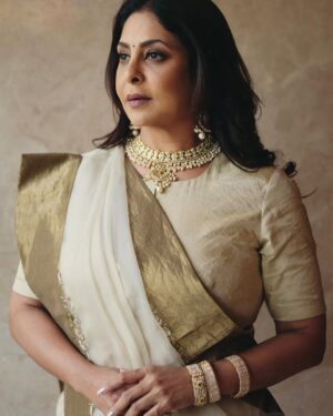 Shefali Shah Instagram - Wishing lots of light, love and laughter always. 
A VERY HAPPY DIWALI AND A FABULOUS NEW YEAR TO ALL OF YOU! ✨

Outfit - @anavila_m 
Jewellery - @tyaanijewellery 
Styled by - @who_wore_what_when 
Photography - @hiteshkhunt
Makeup by - @pallavisymons 
Hair by - @sandhyabellarae 
Assisted by - @imraj_gupta 
Managed by - @medhadalal90 
Location - @taj_skyline 

#Diwali2025 #HappyDiwali #Diwali #NewYear