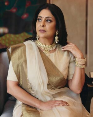 Shefali Shah Instagram - Wishing lots of light, love and laughter always. 
A VERY HAPPY DIWALI AND A FABULOUS NEW YEAR TO ALL OF YOU! ✨

Outfit - @anavila_m 
Jewellery - @tyaanijewellery 
Styled by - @who_wore_what_when 
Photography - @hiteshkhunt
Makeup by - @pallavisymons 
Hair by - @sandhyabellarae 
Assisted by - @imraj_gupta 
Managed by - @medhadalal90 
Location - @taj_skyline 

#Diwali2025 #HappyDiwali #Diwali #NewYear
