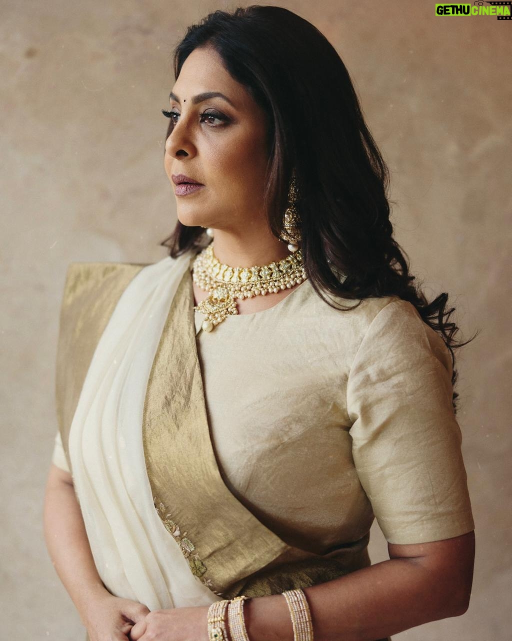Shefali Shah - 45.6K Likes - Wishing lots of light, love and laughter always. 
A VERY HAPPY DIWALI AND A FABULOUS NEW YEAR TO ALL OF YOU! ✨

Outfit - @anavila_m 
Jewellery - @tyaanijewellery 
Styled by - @who_wore_what_when 
Photography - @hiteshkhunt
Makeup by - @pallavisymons 
Hair by - @sandhyabellarae 
Assisted by - @imraj_gupta 
Managed by - @medhadalal90 
Location - @taj_skyline 

#Diwali2025 #HappyDiwali #Diwali #NewYear