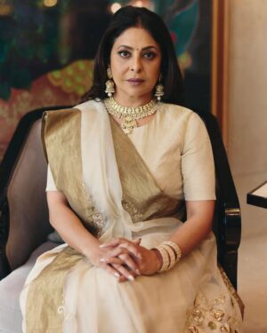 Shefali Shah Instagram - Wishing lots of light, love and laughter always. 
A VERY HAPPY DIWALI AND A FABULOUS NEW YEAR TO ALL OF YOU! ✨

Outfit - @anavila_m 
Jewellery - @tyaanijewellery 
Styled by - @who_wore_what_when 
Photography - @hiteshkhunt
Makeup by - @pallavisymons 
Hair by - @sandhyabellarae 
Assisted by - @imraj_gupta 
Managed by - @medhadalal90 
Location - @taj_skyline 

#Diwali2025 #HappyDiwali #Diwali #NewYear