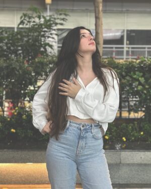 Shelle Sharma Instagram - 🕊️
.
.
.
.
.
.
.
.
.
.
.
.
.
.
#white #ootd #netural #basic #goodhairday #weekend #okbye