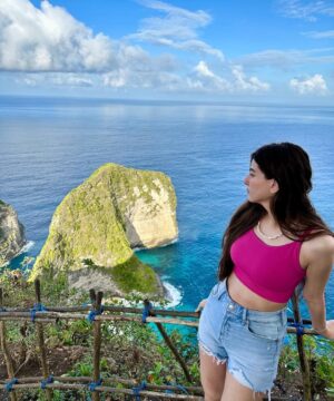 Shelle Sharma Instagram - The Epic Beach Adventure 🌴🌊✨
Swipe to see the breathtaking beauty of Nusa Penida Island Beach! The colors of nature here are the most vibrant I’ve ever seen. From the thrilling hike to the stunning destination, every moment was unforgettable.
.
.
.
.
.
.
.
.
.
.
.
.
.
.
.
#nusapenida #klinkingbeach #bestbeach #nature #beachgirl #colorful #sea #bestview #vacation #hike #sunkissed #okbye