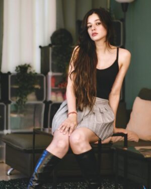 Shelle Sharma Instagram - ♠️
.
.
.
.
.
.
.
.
.
.
.
.
#black #goodhairday #ootd #skirt #zara #basic #ootdfashion #basicstyle #neutralstyle #okbye