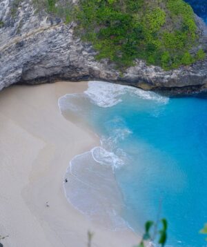 Shelle Sharma Instagram - The Epic Beach Adventure 🌴🌊✨
Swipe to see the breathtaking beauty of Nusa Penida Island Beach! The colors of nature here are the most vibrant I’ve ever seen. From the thrilling hike to the stunning destination, every moment was unforgettable.
.
.
.
.
.
.
.
.
.
.
.
.
.
.
.
#nusapenida #klinkingbeach #bestbeach #nature #beachgirl #colorful #sea #bestview #vacation #hike #sunkissed #okbye