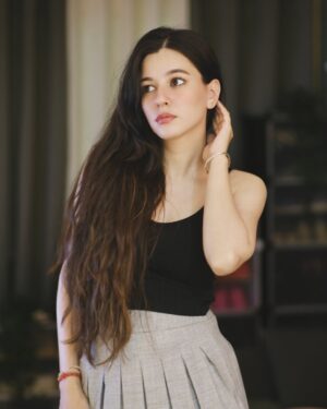 Shelle Sharma Instagram - 🖤
.
.
.
.
.
.
.
.
.
.
.
.
#black #goodhairday #ootd #skirt #zara #basic #ootdfashion #basicstyle #neutralstyle #okbye