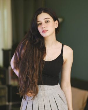 Shelle Sharma Instagram - 🖤
.
.
.
.
.
.
.
.
.
.
.
.
#black #goodhairday #ootd #skirt #zara #basic #ootdfashion #basicstyle #neutralstyle #okbye