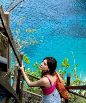 Shelle Sharma Instagram - The Epic Beach Adventure 🌴🌊✨
Swipe to see the breathtaking beauty of Nusa Penida Island Beach! The colors of nature here are the most vibrant I’ve ever seen. From the thrilling hike to the stunning destination, every moment was unforgettable.
.
.
.
.
.
.
.
.
.
.
.
.
.
.
.
#nusapenida #klinkingbeach #bestbeach #nature #beachgirl #colorful #sea #bestview #vacation #hike #sunkissed #okbye