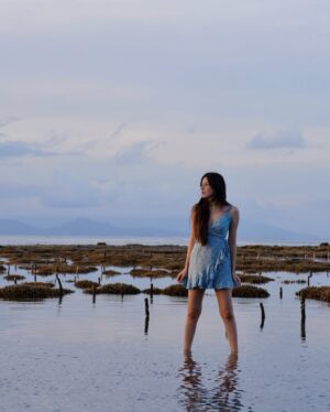 Shelle Sharma Instagram - In a dreamy world 🐚
.
.
.
.
.
.
.
.
.
.
.
.
#beach #beachlife #ocean #nusapenida #sky #goldenhour #trending #bestbeach #vacation #nature #ootd #okbye