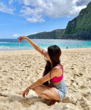 Shelle Sharma Instagram - The Epic Beach Adventure 🌴🌊✨
Swipe to see the breathtaking beauty of Nusa Penida Island Beach! The colors of nature here are the most vibrant I’ve ever seen. From the thrilling hike to the stunning destination, every moment was unforgettable.
.
.
.
.
.
.
.
.
.
.
.
.
.
.
.
#nusapenida #klinkingbeach #bestbeach #nature #beachgirl #colorful #sea #bestview #vacation #hike #sunkissed #okbye