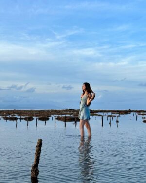 Shelle Sharma Instagram - In a dreamy world 🐚
.
.
.
.
.
.
.
.
.
.
.
.
#beach #beachlife #ocean #nusapenida #sky #goldenhour #trending #bestbeach #vacation #nature #ootd #okbye