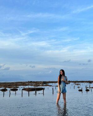 Shelle Sharma Instagram - In a dreamy world 🐚
.
.
.
.
.
.
.
.
.
.
.
.
#beach #beachlife #ocean #nusapenida #sky #goldenhour #trending #bestbeach #vacation #nature #ootd #okbye