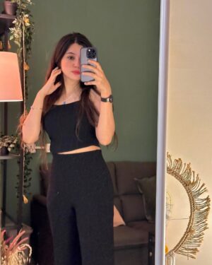 Shelle Sharma Instagram - ♠️
.
.
.
.
.
.
.
.
.
.
.
.
.
.
.
.
#black #goodhairday #ootd #classic #zara #mirrorselfie #ootdfashion #basicstyle #neutralstyle #okbye