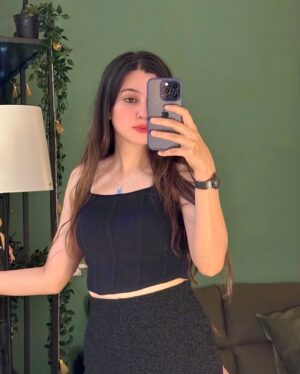 Shelle Sharma Instagram - ♠️
.
.
.
.
.
.
.
.
.
.
.
.
.
.
.
.
#black #goodhairday #ootd #classic #zara #mirrorselfie #ootdfashion #basicstyle #neutralstyle #okbye