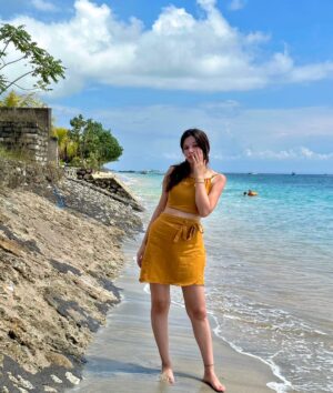 Shelle Sharma Instagram - Looking back at this beach day, I remember how beautiful everything was. The sky, the sea, and the peace I felt 🤍
.
.
.
.
.
.
.
.
.
.
.
.
.
.
.
#nusapenida #bali #bestbeach #nature #beachgirl #peace #colorful #sea #bluesky #bestview #vacation #sunkissed #beachvibes #okbye