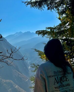 Shelle Sharma Instagram - Where the mountains write their own postcards 🏔️💌
.
.
.
.
.
.
.
.
.
.
.
.
.
.
.
#mountains #trekking #bulesky #nature #myvillage #valley #apple #chitkul #kinnaur #okbye✌
