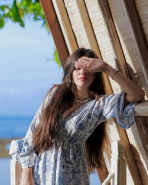Shelle Sharma Instagram - Sun kissed and happy🌞🌤️
.
.
.
[ nusapenida, bali, vacation, travel, sunshine ]

#bali #nusapenida #indonesia #beach #island #sunkissed #vacation #ootd #okbye✌